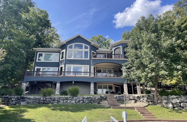 Maison de 6 chambres au bord du lac à Porta Cima! Vue sur le canal principal avec de l'eau calme