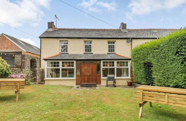 6 bedroom accommodation in Castle Morris