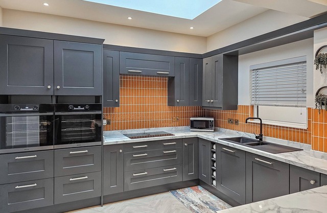 6 bedroom accommodation in Lowestoft