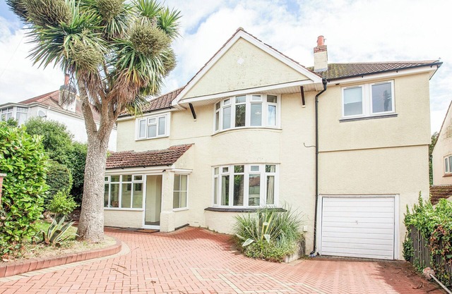6 bedroom accommodation in Preston, Paignton