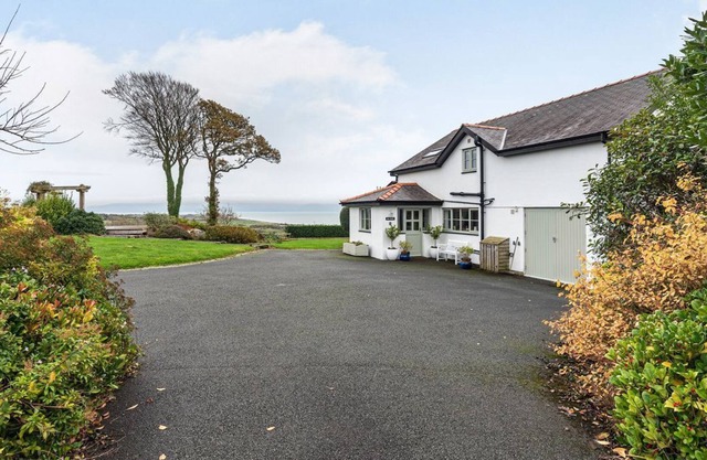 6 bedroom accommodation in Pwllheli