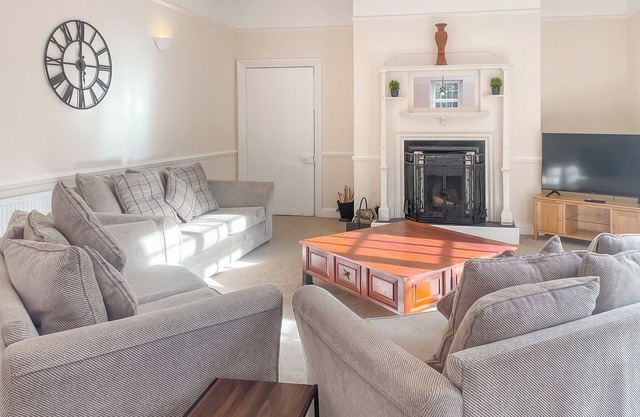 6 bedroom accommodation in Cawston