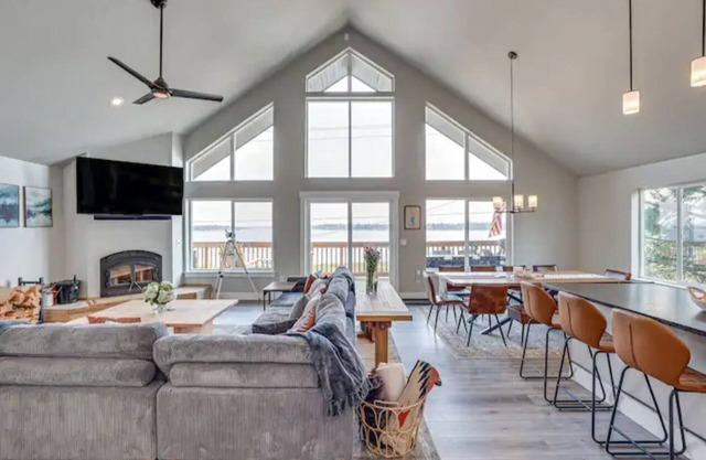 6-Bedroom Cabin in Beautiful Donnelly with Swim Spa & Hot Tub & Lakefront