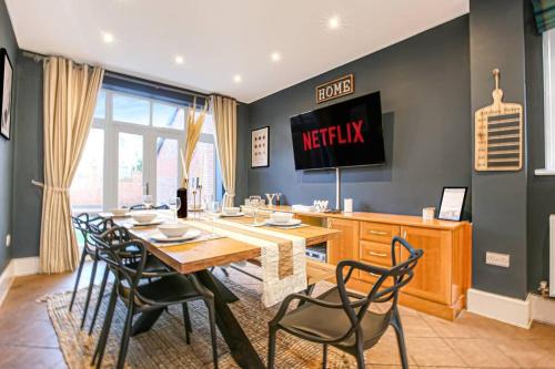 6 Bedroom Detached House with Free Parking, Pool Table, Sky TV, Xbox, Free Parking, Super-Fast Wifi and Garden by Yoko Property