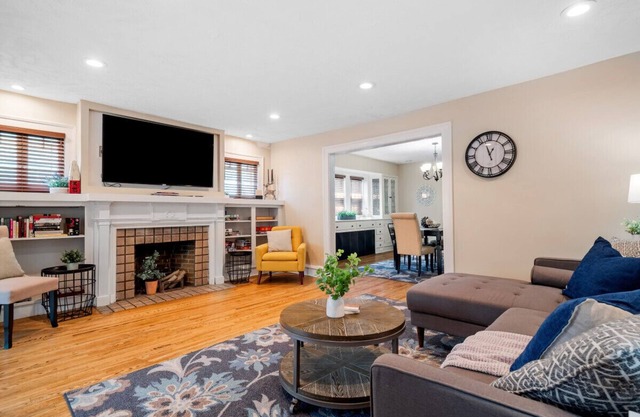 6 Bedroom Entire Duplex for Large Groups!