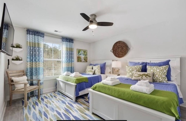 6 Bedroom, Free Heated Pool + Elevator Sleeps 26