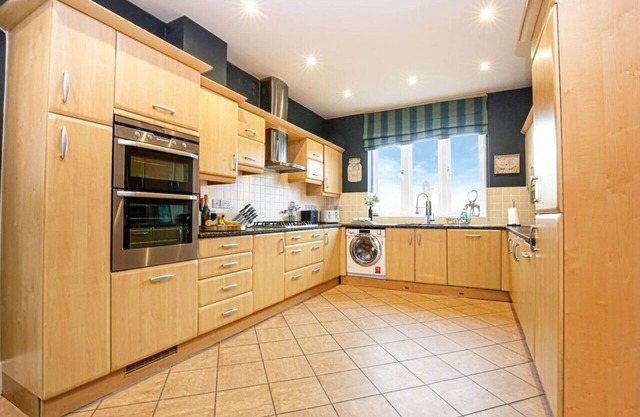 6 Bedroom House - Pool Table, Wifi, SkyTV & Xbox