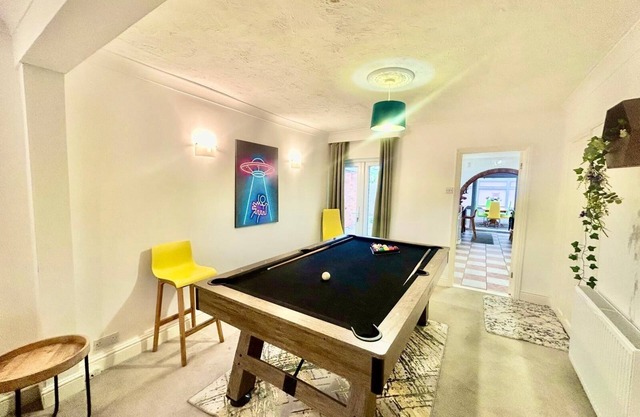6 Bedroom House-Sleeps 12-Big Discount Long Stays!