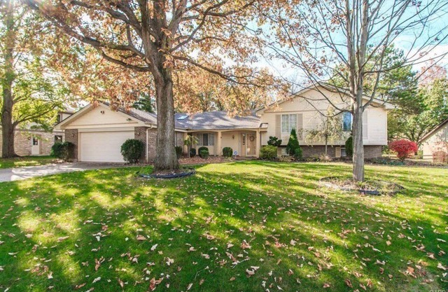6 Bedroom, Huge Yard Family Home for Entertainment in the heart of Centerville!