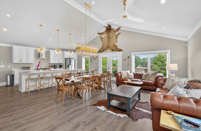 6 BR Luxury Mountain House with Fire Place, Hot Tub and located in Downtown BR!!