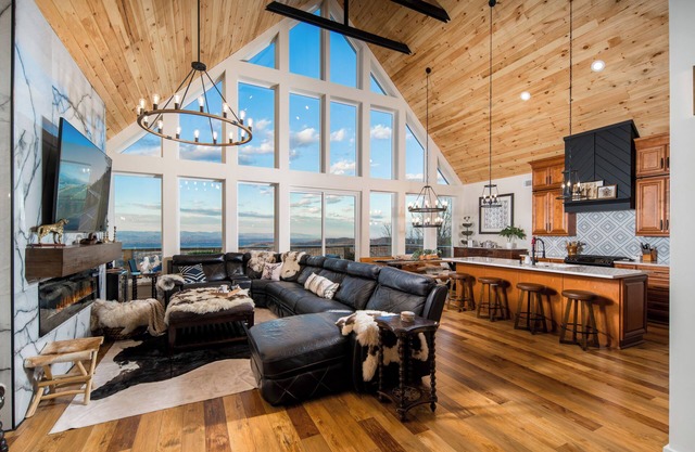 6-bedroom mountain top chalet with spectacular long range mountain views