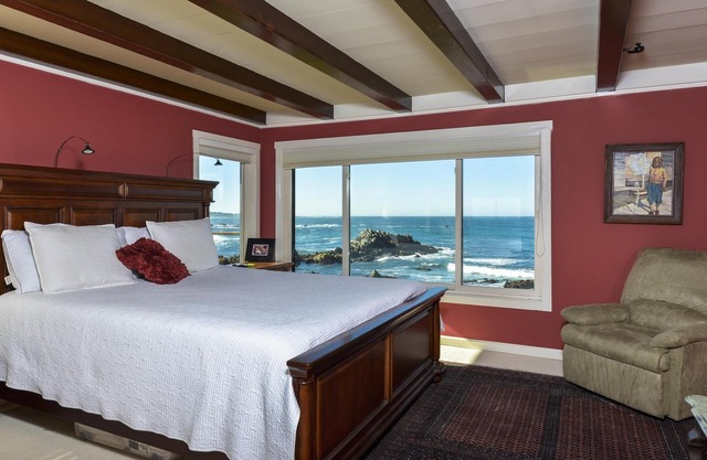 Chef d'oeuvre de 6 chambres en bord de mer à Pacific Grove, Californie. À partir de 1100 $ pour 8 personnes