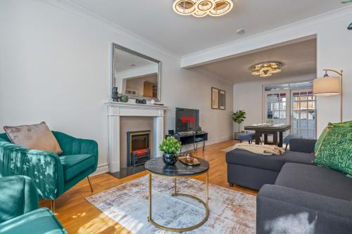 6 Bedroom Perivale Haven - Pool Table - Parking
