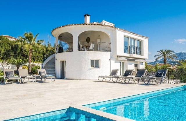 Villa de 6 chambres à quelques minutes de la plage de Moraira. Piscine chauffée, vue mer
