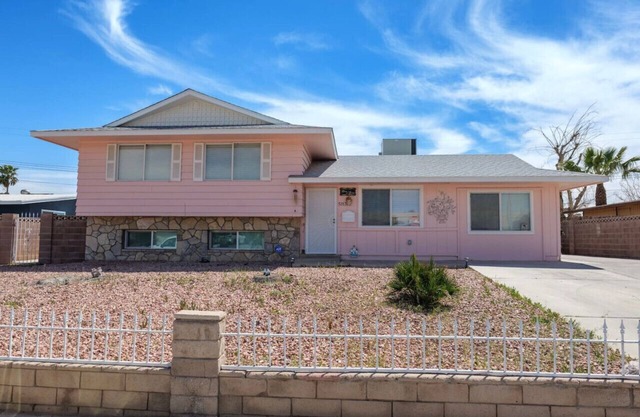 328) 6 bedrooms/ 10 minutes to the strip!