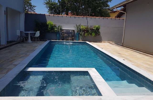 6 chambres et 4 suites, piscine, barbecue, garage pour 5 voitures, à 150m de la plage