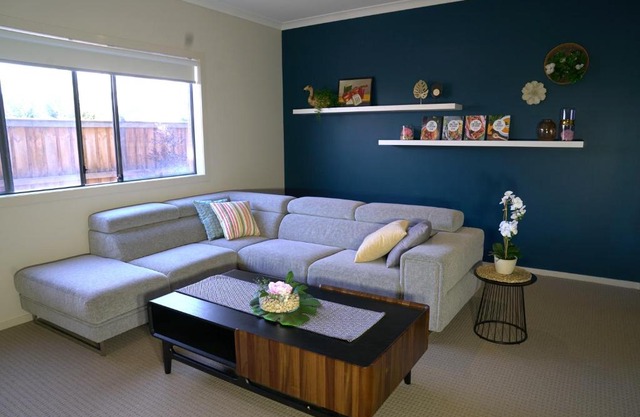 6 Bedrooms Contemporary Big House at Pakenhem