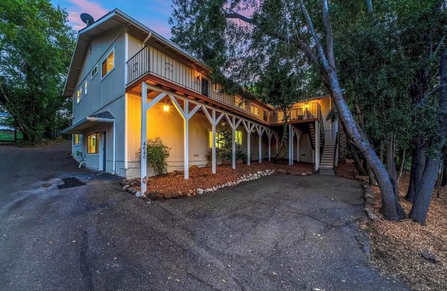 6 bedrooms near Wineries w/Hot Tub, Fire pit, and Arcade near Lake & Trails