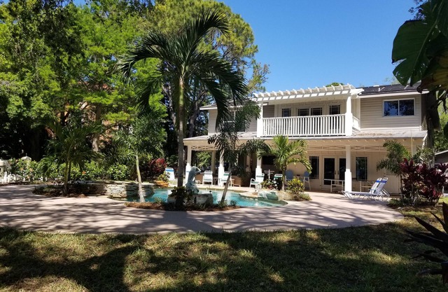 Sur l'eau - Large Resort Home PRIX SPÉCIAUX POUR AOUT ET SEPT. GRAND REMISE!