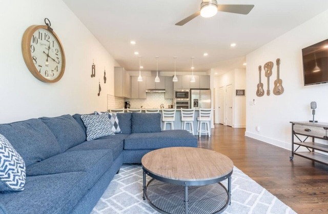 6 Beds + Safe & Quiet! 6 to Airport & 15 to Downtown!