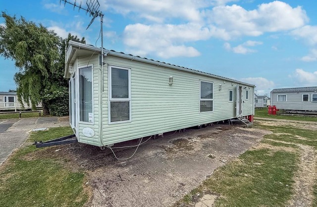 6 berth caravan for hire at Seawick Holiday Park in Clacton-on-Sea ref 27049SW
