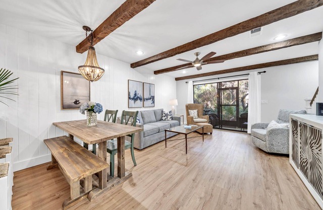 Remodeled! Bikes 🚲Walk to Beach🏖️2 Pools 🏊Tennis Courts 🎾Family 🧑‍🧑‍🧒‍🧒