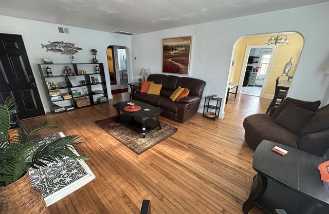 6 Block to oceanfront and in the center of the vibe district!