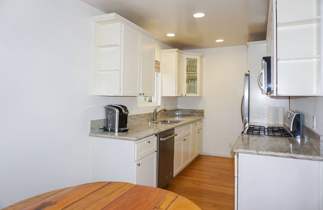 6 Blocks from Beach - Private Locked Room in Great Building & Ideal Location!