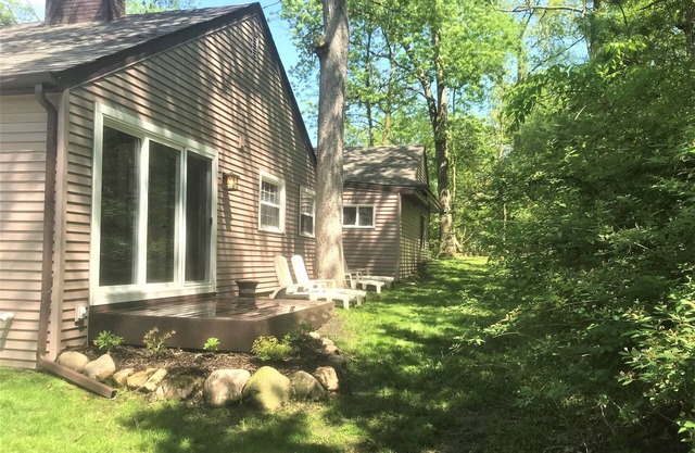 6 Blocks to Lake | Fire Pit | Pool Table | Close to Restaurants