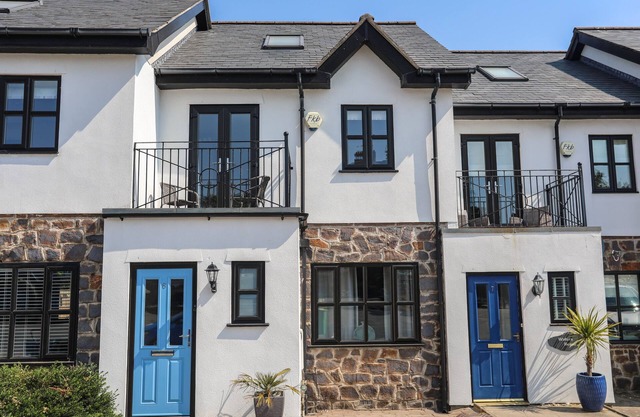 6 BOAT YARD, pet friendly, country holiday cottage in Abersoch