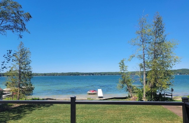 6 BR / 4 Bath 100ft on Big Platte Lake-Sleeping Bear Dunes-Crystal Mountain Ski