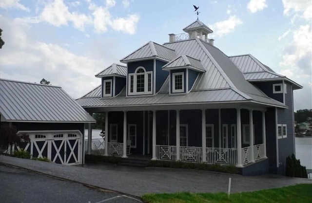6 Br, 7 bath, sleeps 12