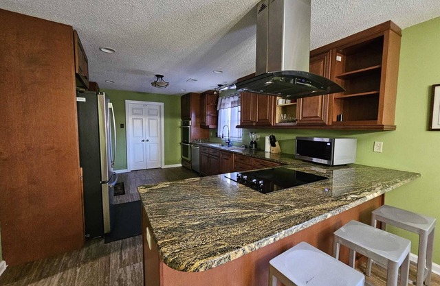 6BR in Suburban area close to Freeway and Galleria