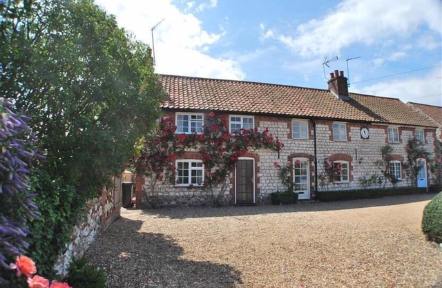 Un exemple charmant d'un chalet traditionnel en briques et en silex de Norfolk à Thornham.