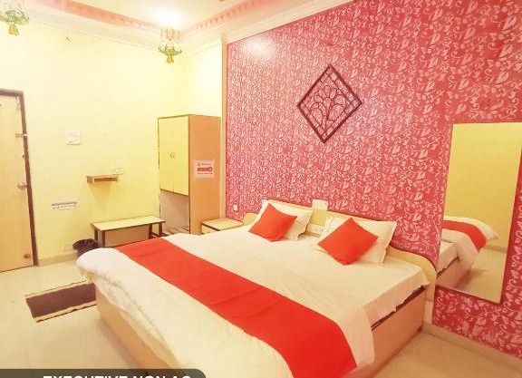 6 CR Aurangpura Hotel