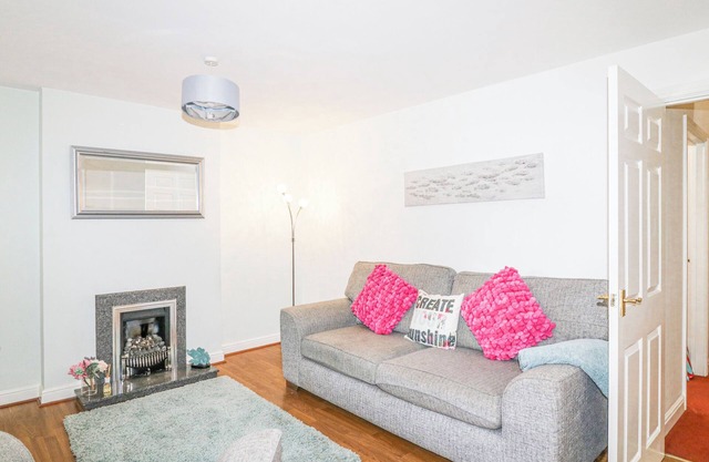 6 FIDLERS CLOSE, pet friendly, with open fire in Bamford