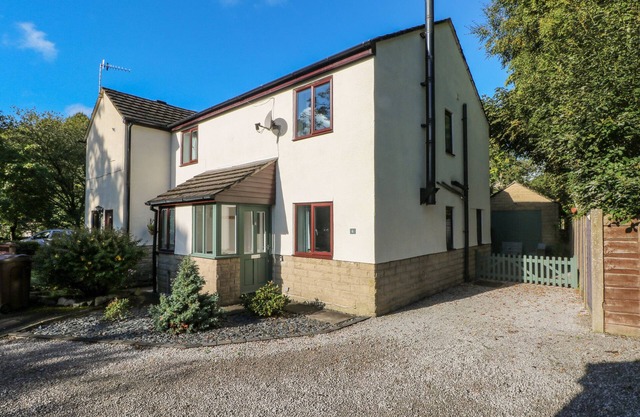 6 HUNTERS GREEN CLOSE, romantic, character holiday cottage in Chinley