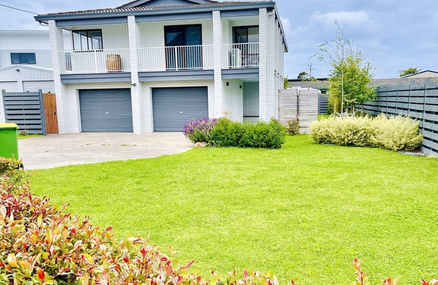 6 Lake st, 4 bedroom , 3 bathroom, 4 toilets, kitchen upstairs and downstairs