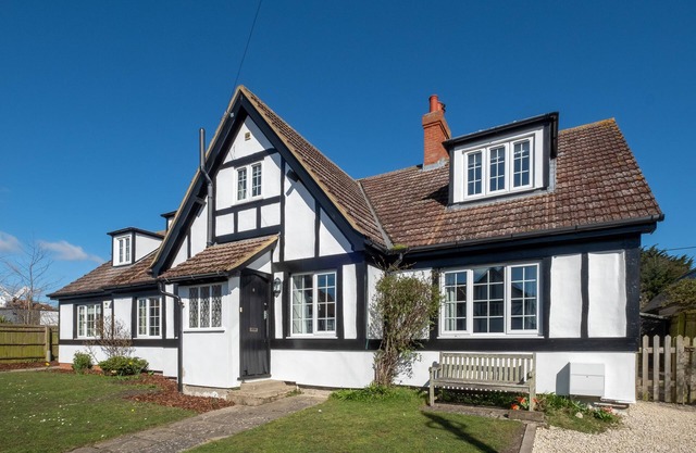 6 Lakeside Avenue - sleeps 10 guests in 5 bedrooms