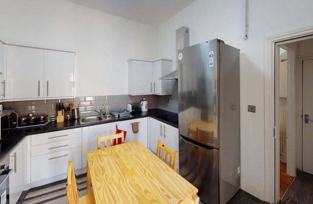 6 large ensuite rooms 9 beds Birmingham