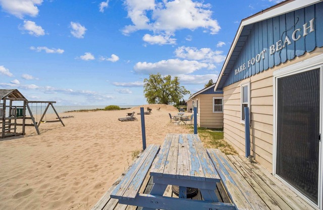 Cozy cabin on the beach of Lake Huron!