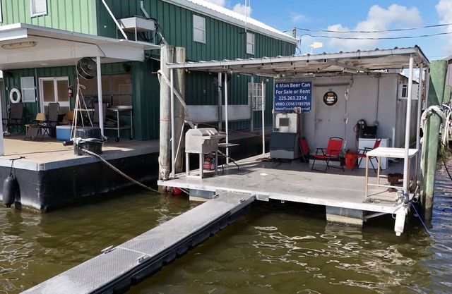 6 MAN BEER CAN VENICE MARINA FRONT ROW COZY GREAT ENTERTAINMENT BOAT W/D & ICE