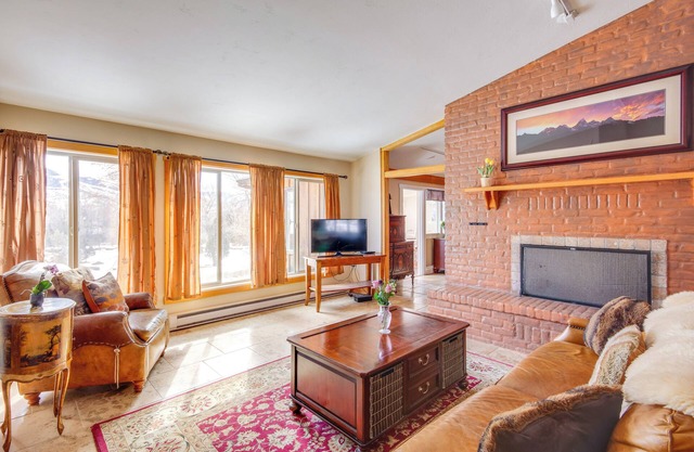 6 Mi to Chico Hot Springs: Villa w/ River Access