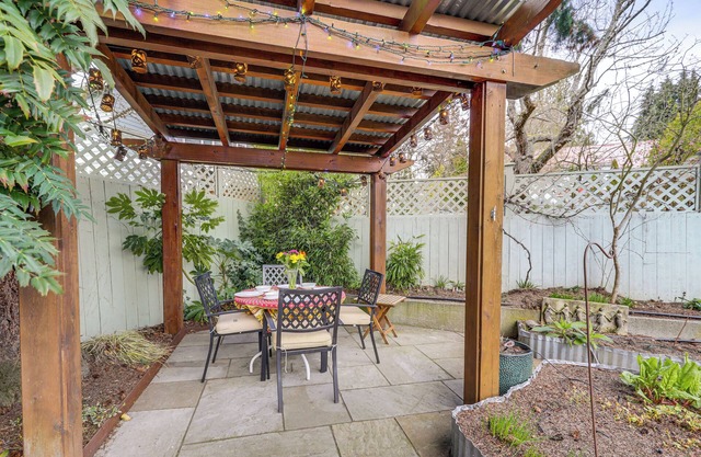 6 Mi to Downtown: Walkable Seattle Home w/ Hot Tub