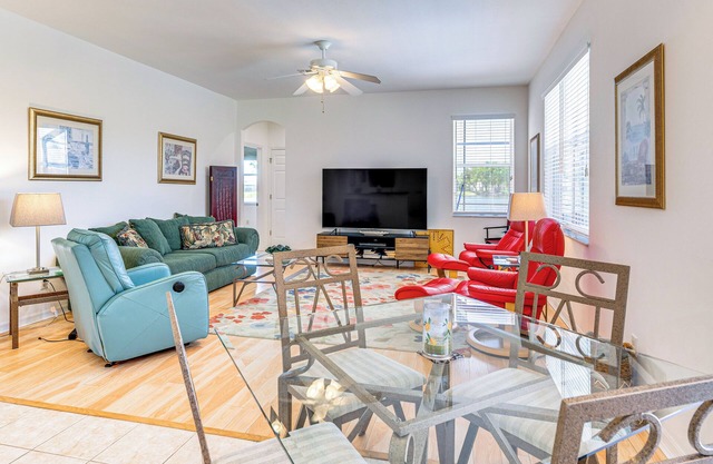 6 Mi to Fort Myers Beach: Lakefront Home w/Pool