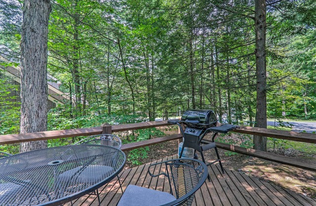 6 Mi to Lake Harmony: Quiet Getaway w/ Deck!
