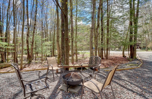 6 Mi to Lake Wallenpaupack: Poconos Getaway!