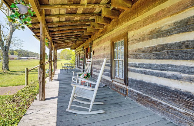 6 Mi to Scottsboro: Apt w/ Furnished Porch