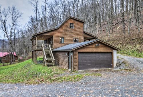 6 Mi to Snowshoe Resort Retreat with Hot Tub