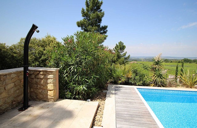 A 9km de Vaison-la-Romaine, villa au décor moderne, piscine chauffée